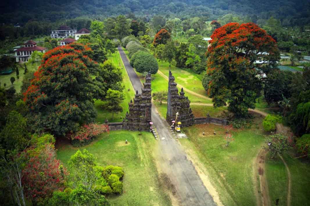 Bali Handara Gate-Bedugul and Tanah Lot Tour